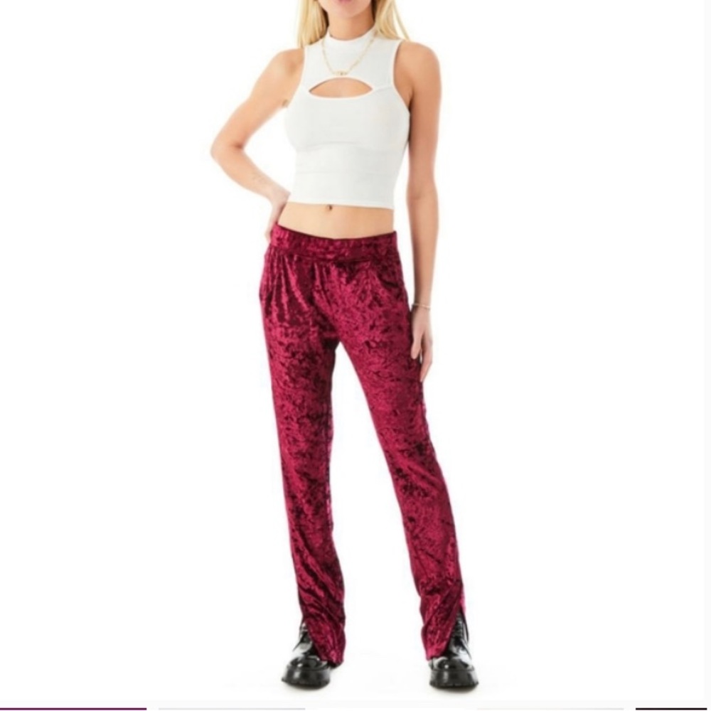 CLEAROUT Emma & Sam NWT Raspberry Crush Velvet Hot Pants with pockets